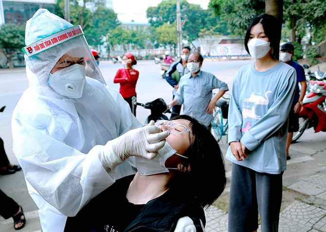 Xét nghiệm sàng lọc vi rút SARS-CoV-2 cho người dân toàn thành phố Vĩnh Yên