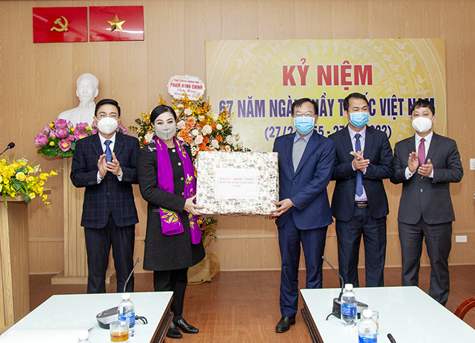 Các đồng chí lãnh đạo tỉnh thăm, chúc mừng ngành Y tế nhân kỷ niệm 67 năm ngày Thầy thuốc Việt Nam